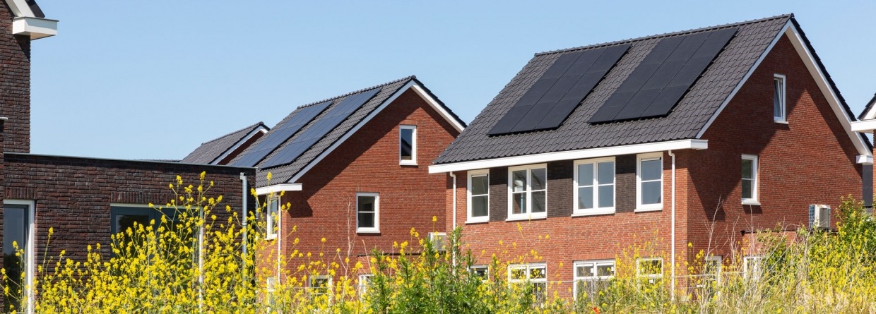 Zonnepanelen op het dak van nieuwbouwwoningen in Nederland halen op een moderne en duurzame manier groene energie uit de zon