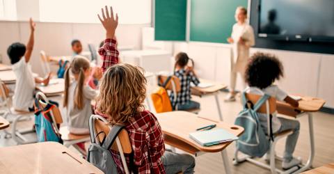 kinderen in de schoolbankjes op school